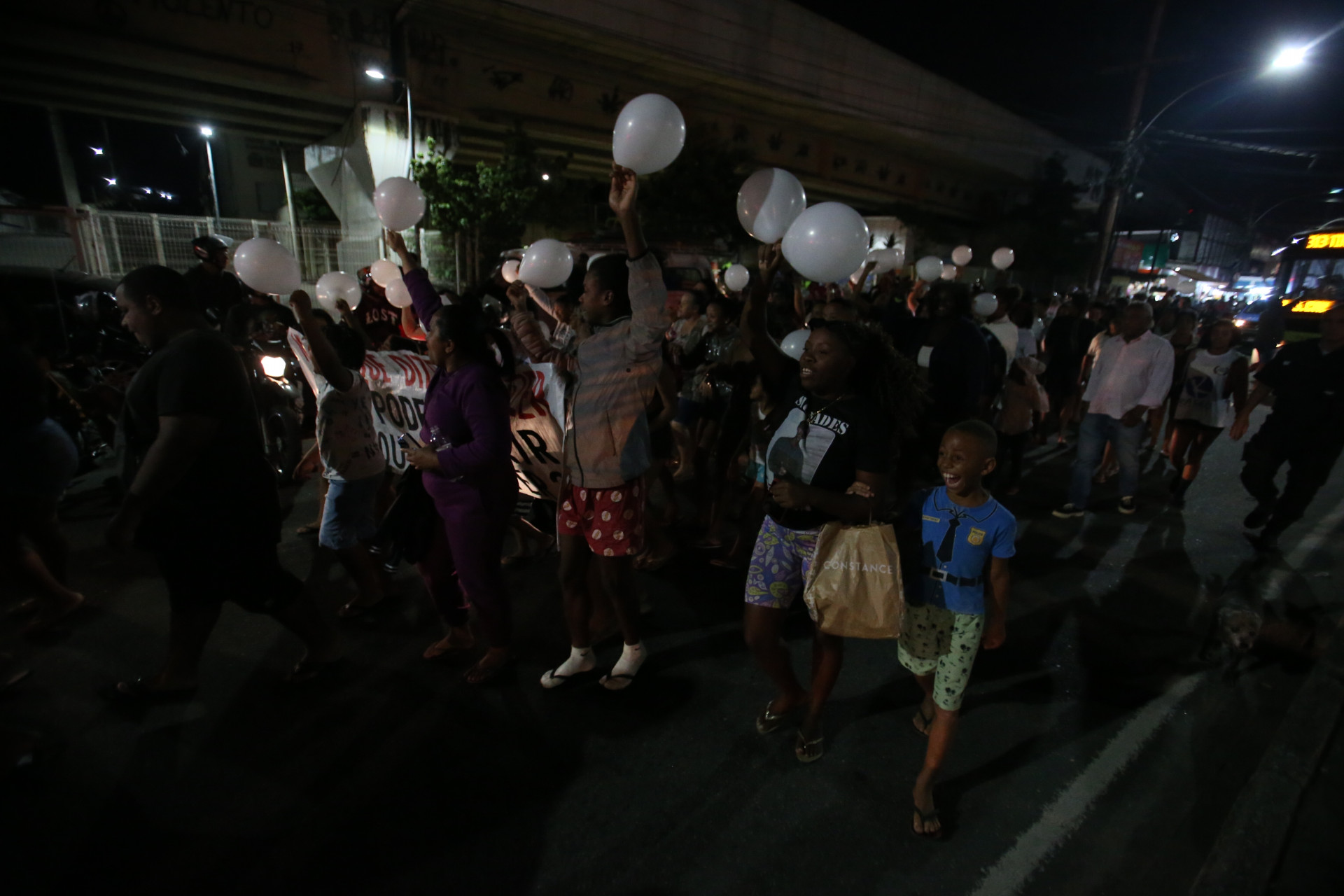 Moradores do Jacarezinho levaram cartazes pedindo melhorias na comunidade e o fim da viol&ecirc;ncia - Cleber Mendes/ Ag&ecirc;ncia O Dia