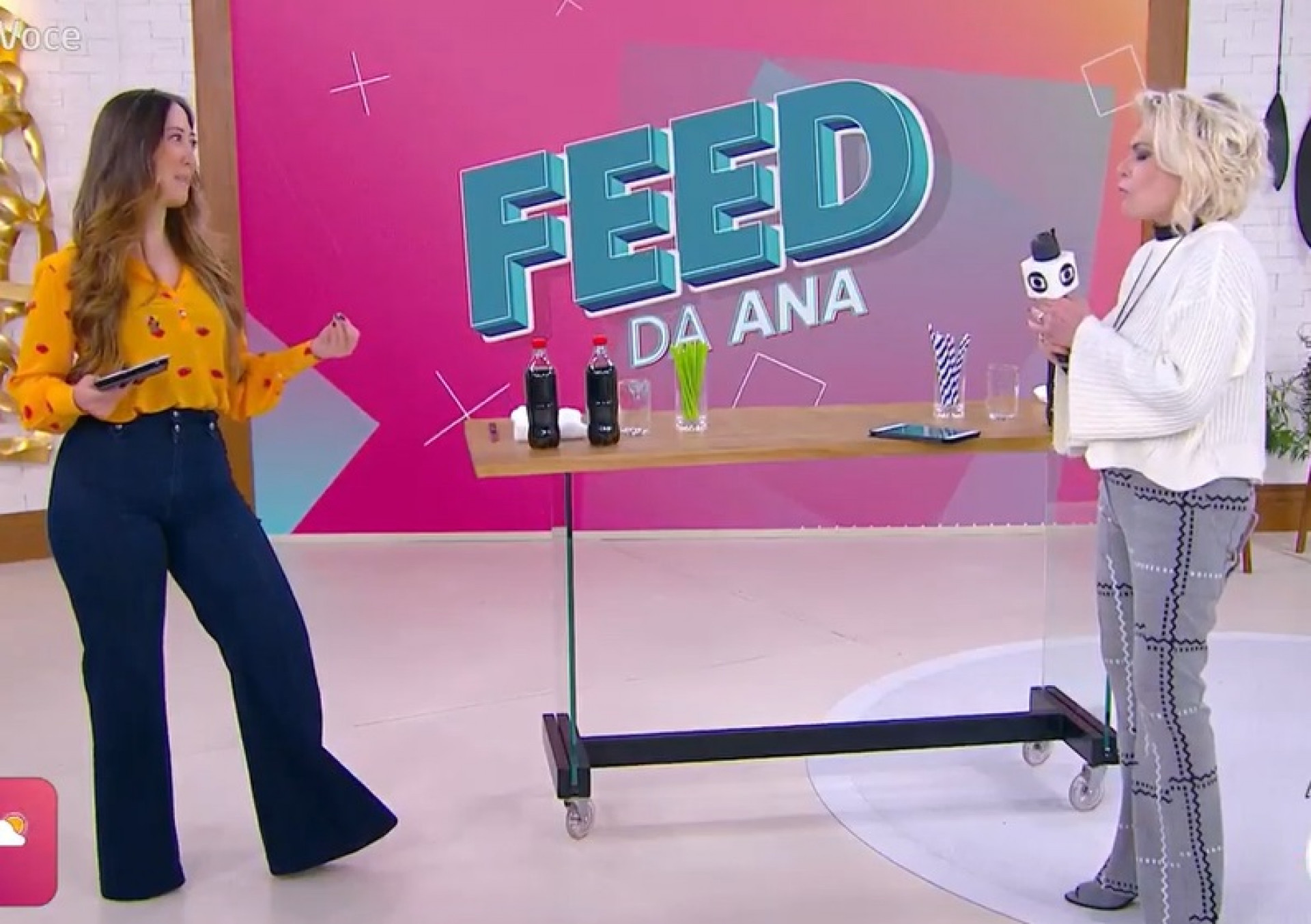 Ana Maria Braga experimenta microfone feito de bolo  - Reprodução de vídeo / TV Globo