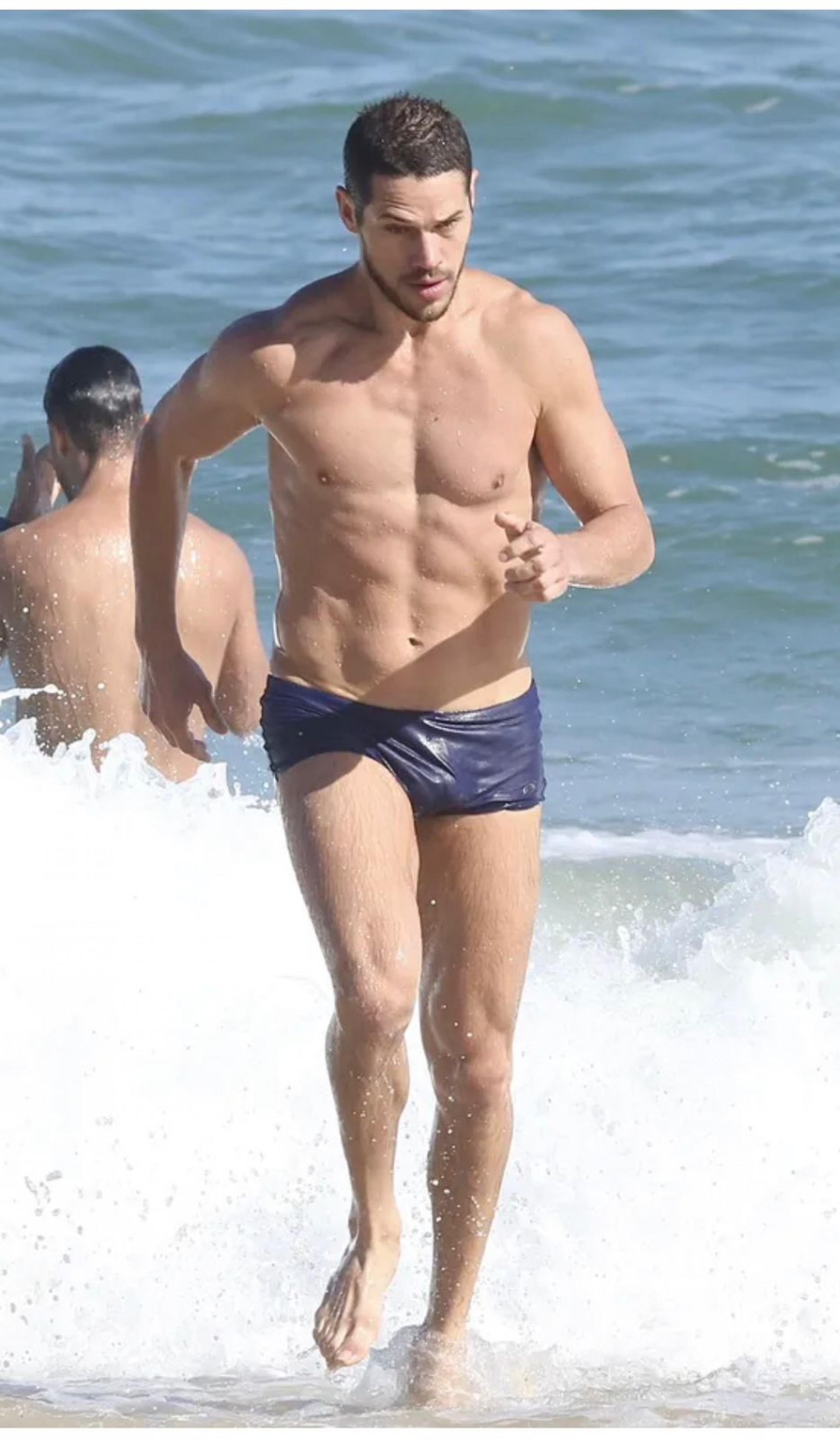 José Loreto e Rodrigo Simas flagrados em praia do RJ
 - Foto reprodução internet