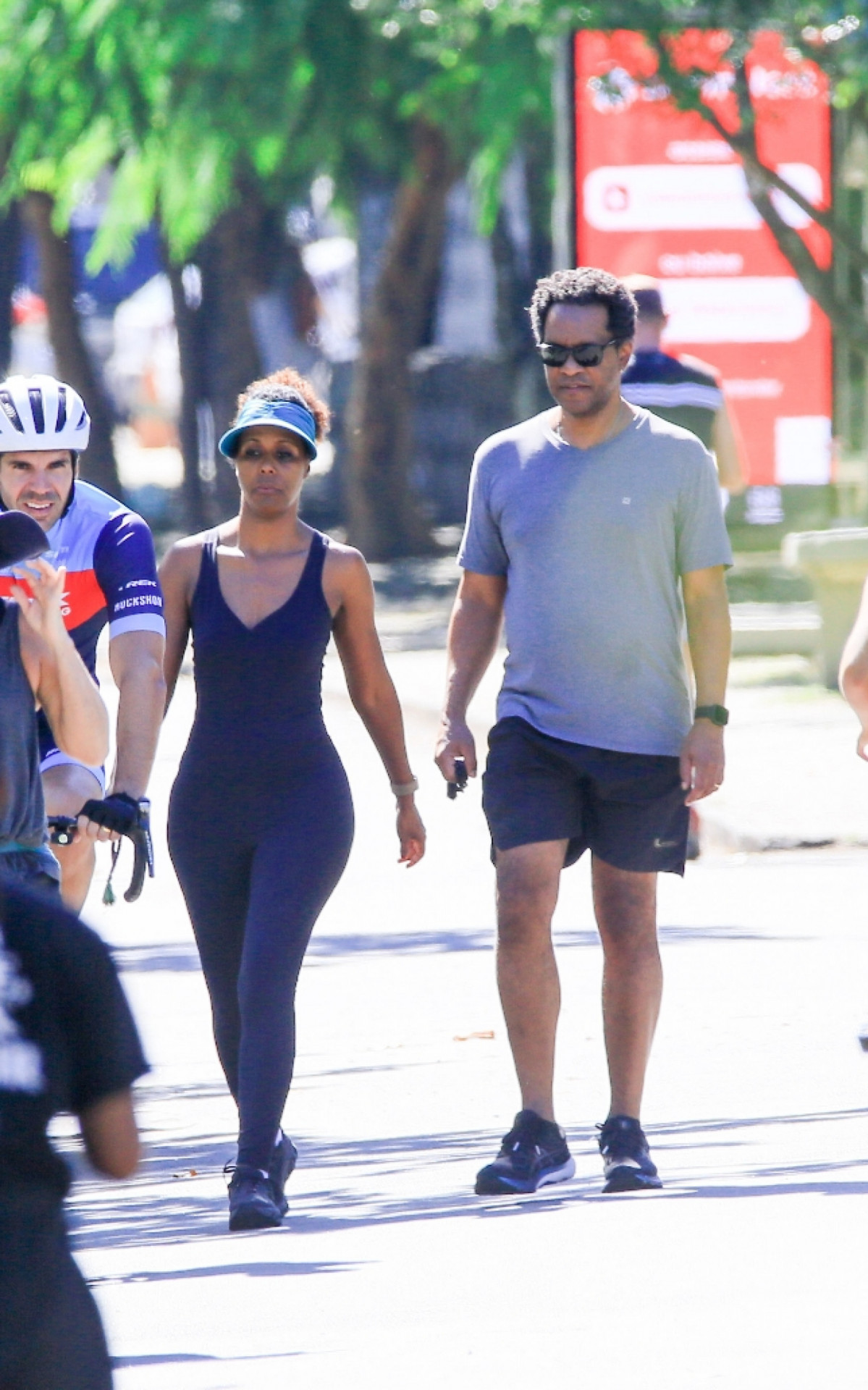 Maju Coutinho caminha ao lado do marido, Agostinho Moura