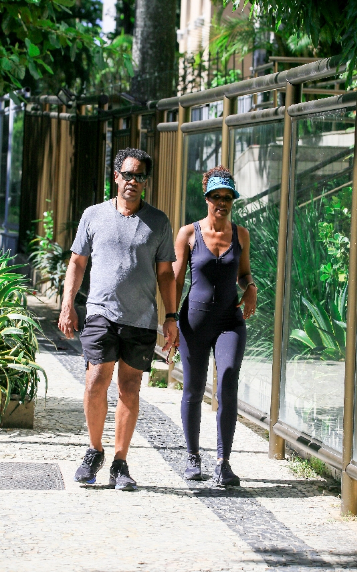 Maju Coutinho caminha ao lado do marido, Agostinho Moura