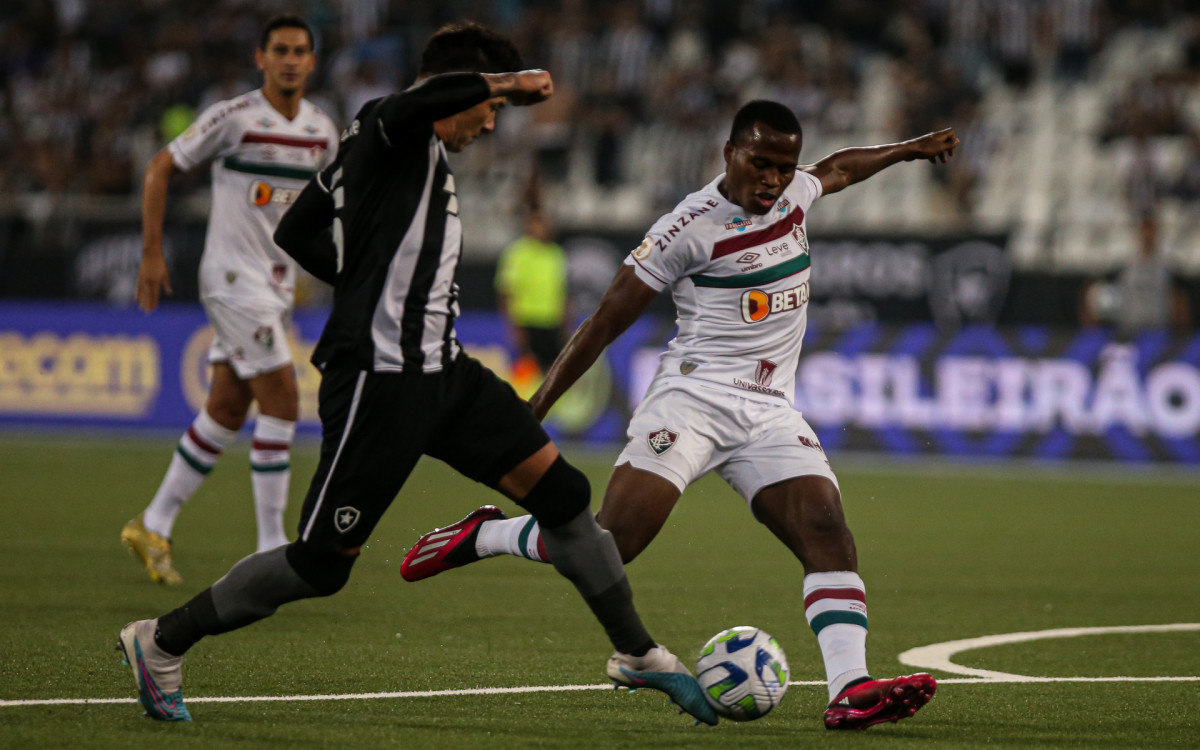 Jhon Arias &eacute; desarmado por Cuesta antes de finalizar. Ataque do Fluminense sofreu contra o Botafogo