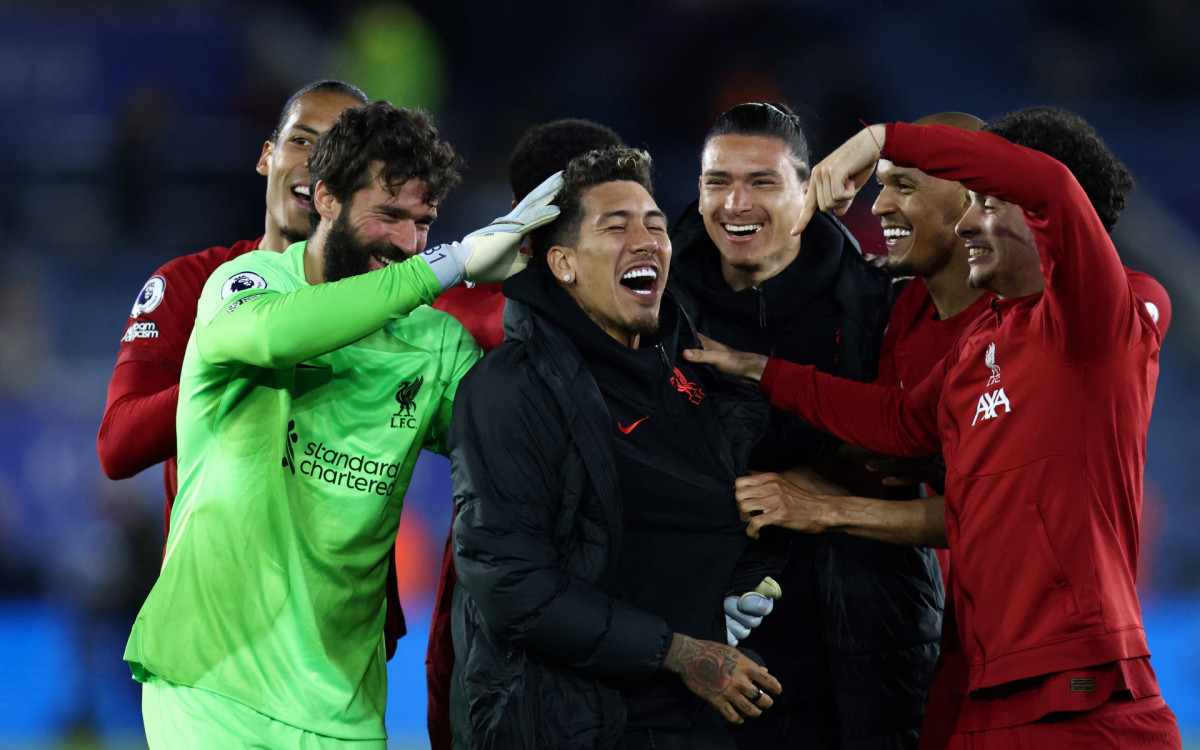Roberto Firmino foi muito festejado pelos companheiros do Liverpool após o último jogo em Anfield