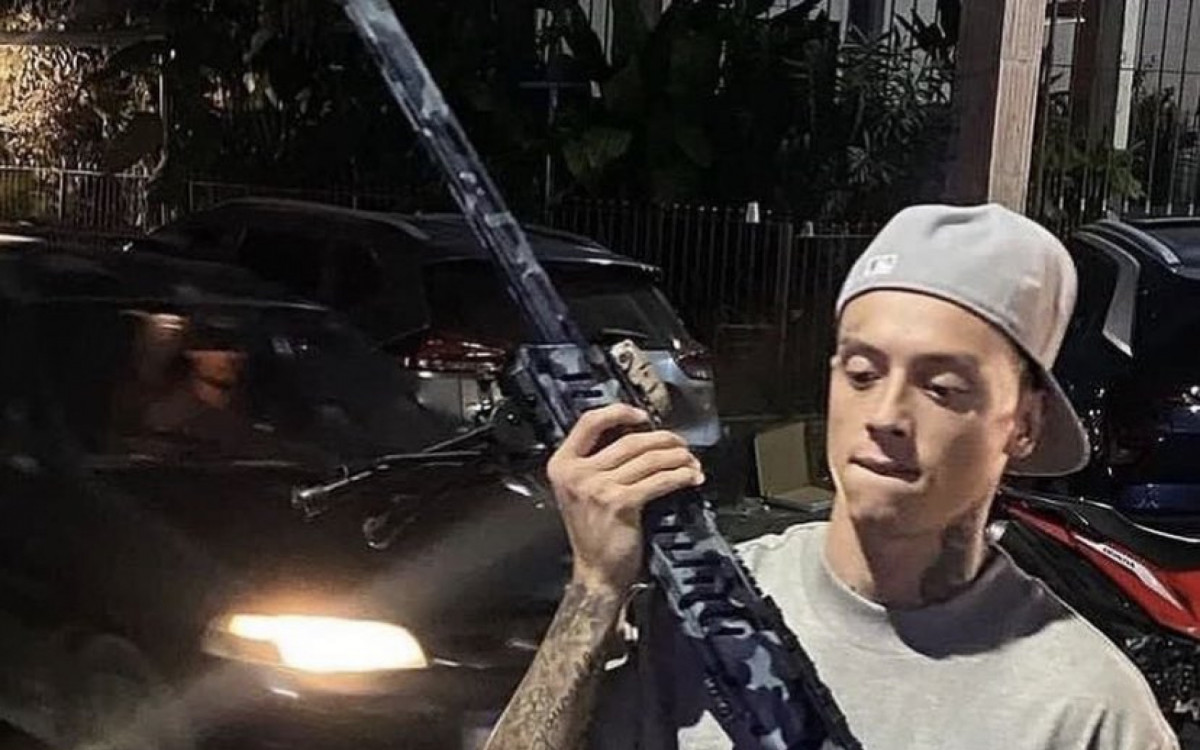 Rapper britânico Central Cee posa para fotos com armas na Vila do João, no Complexo da Maré, Zona Norte do Rio 