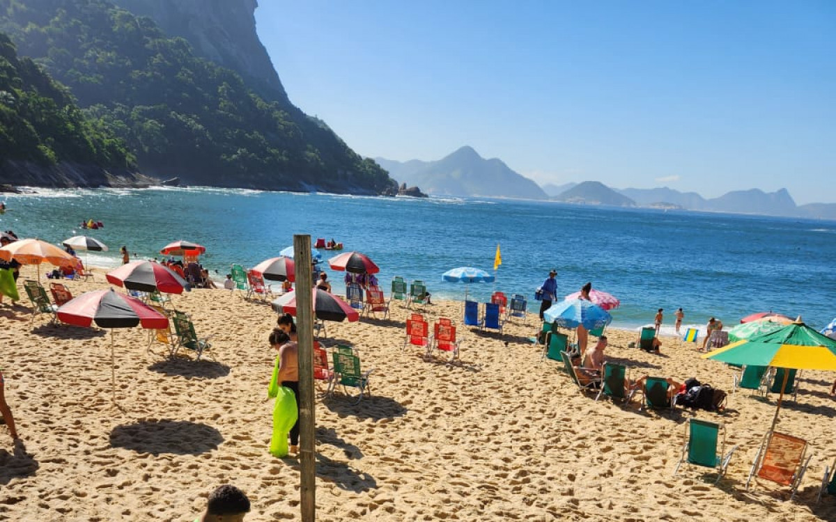 Volunt&aacute;rios recolhem lixo na Praia Vermelha neste s&aacute;bado