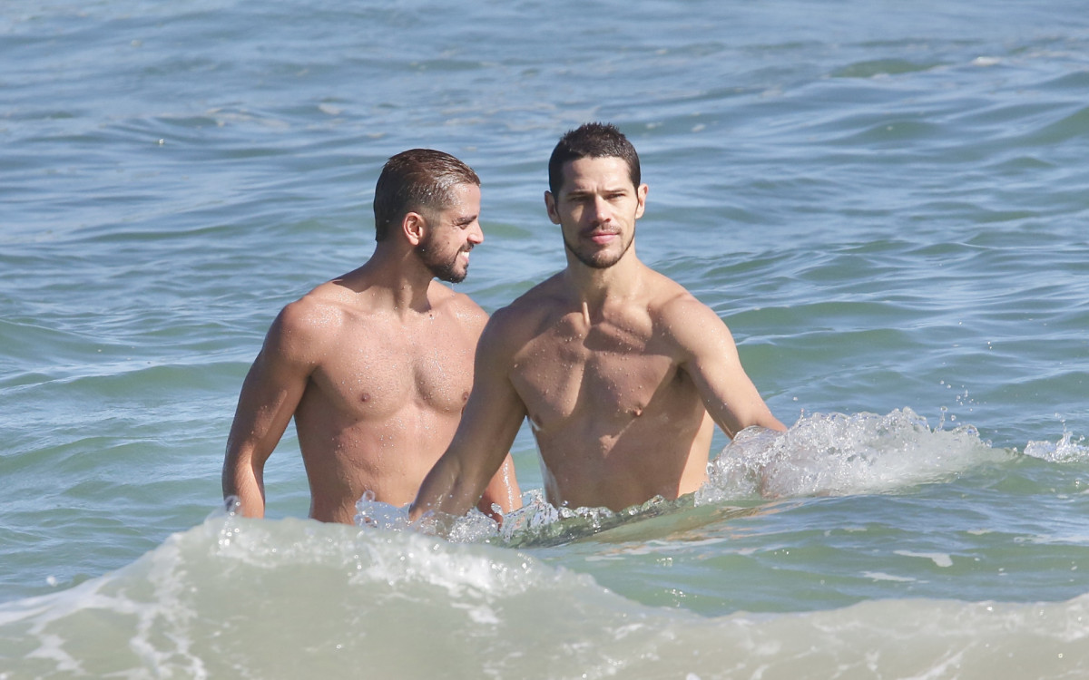 José Loreto e Rodrigo Simas curtem banho de mar na Barra da Tijuca