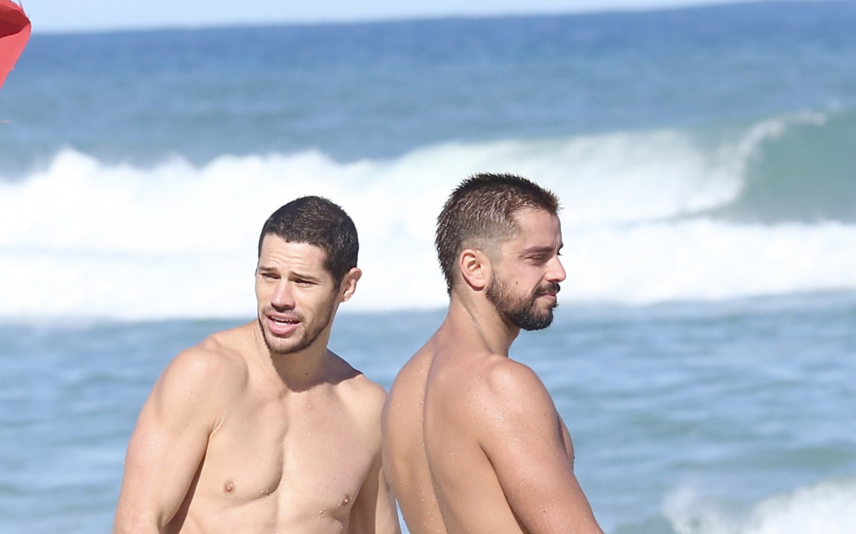 Jos&eacute; Loreto e Rodrigo Simas curtem banho de mar na Barra da Tijuca