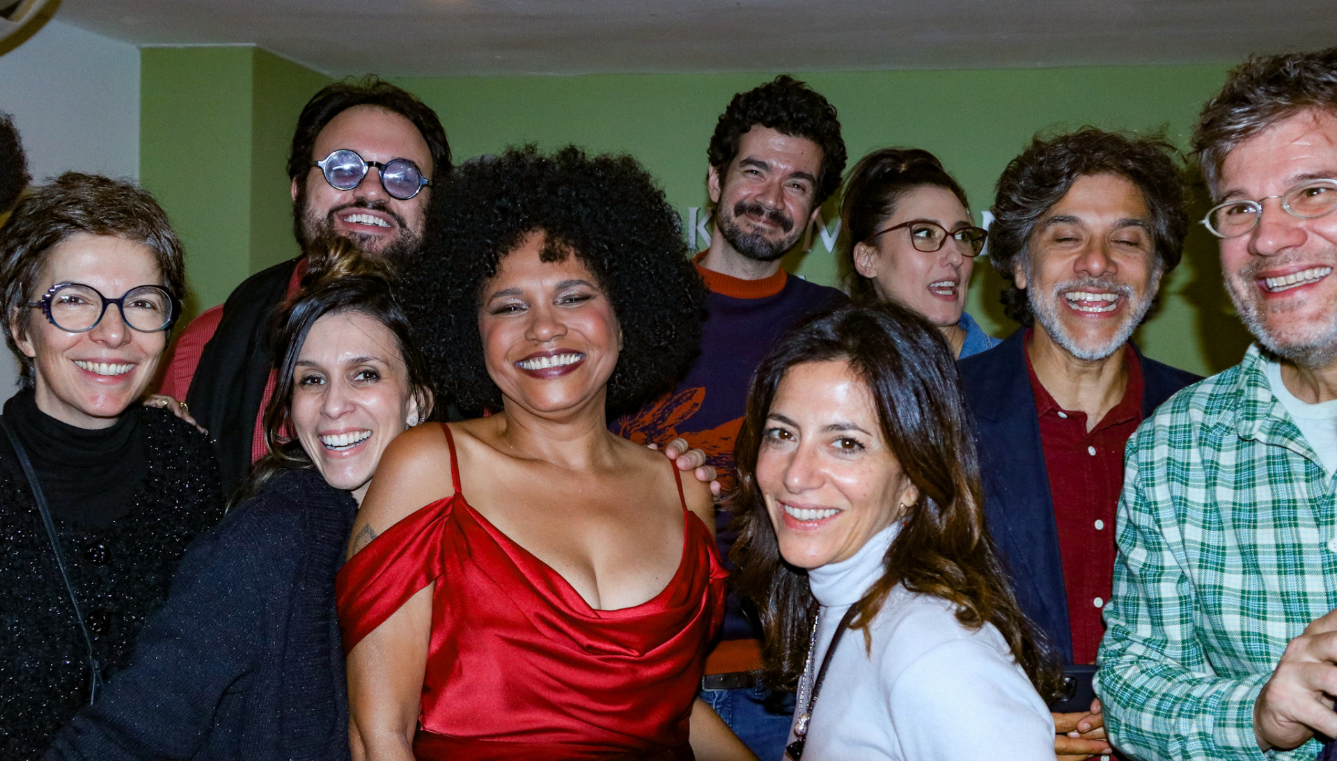 Teresa Cristina recebe amigos e admiradores no camarim - Tomze Fonseca/Ag. News