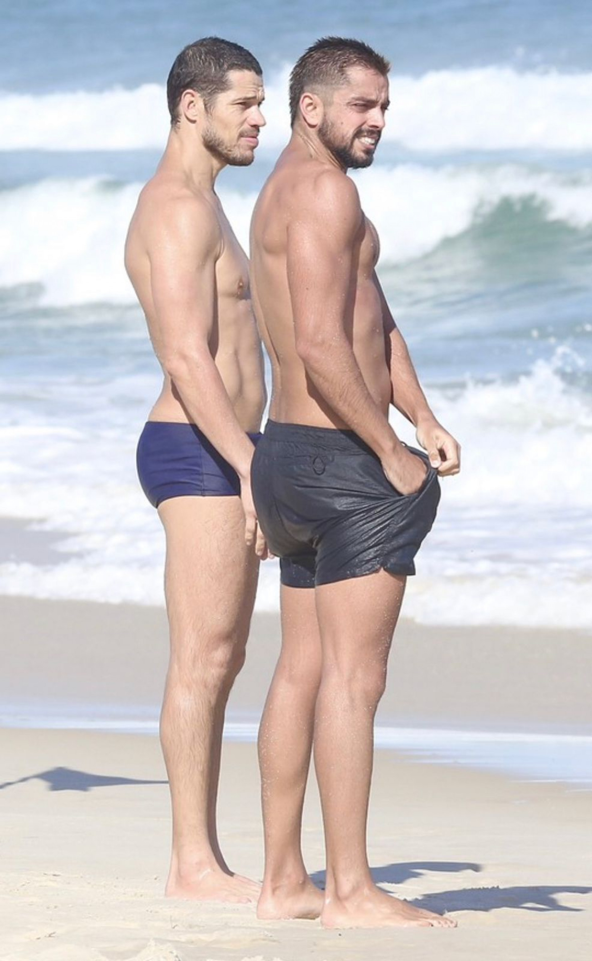 José Loreto e Rodrigo Simas flagrados em praia do RJ
 - Foto reprodução internet