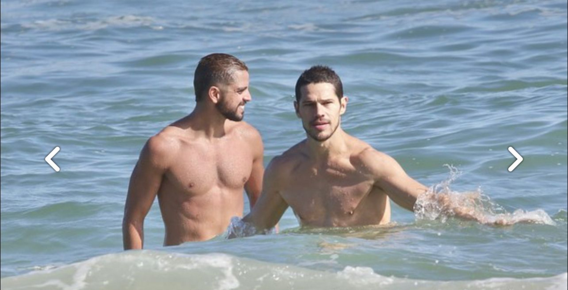 José Loreto e Rodrigo Simas flagrados em praia do RJ
 - Foto reprodução internet