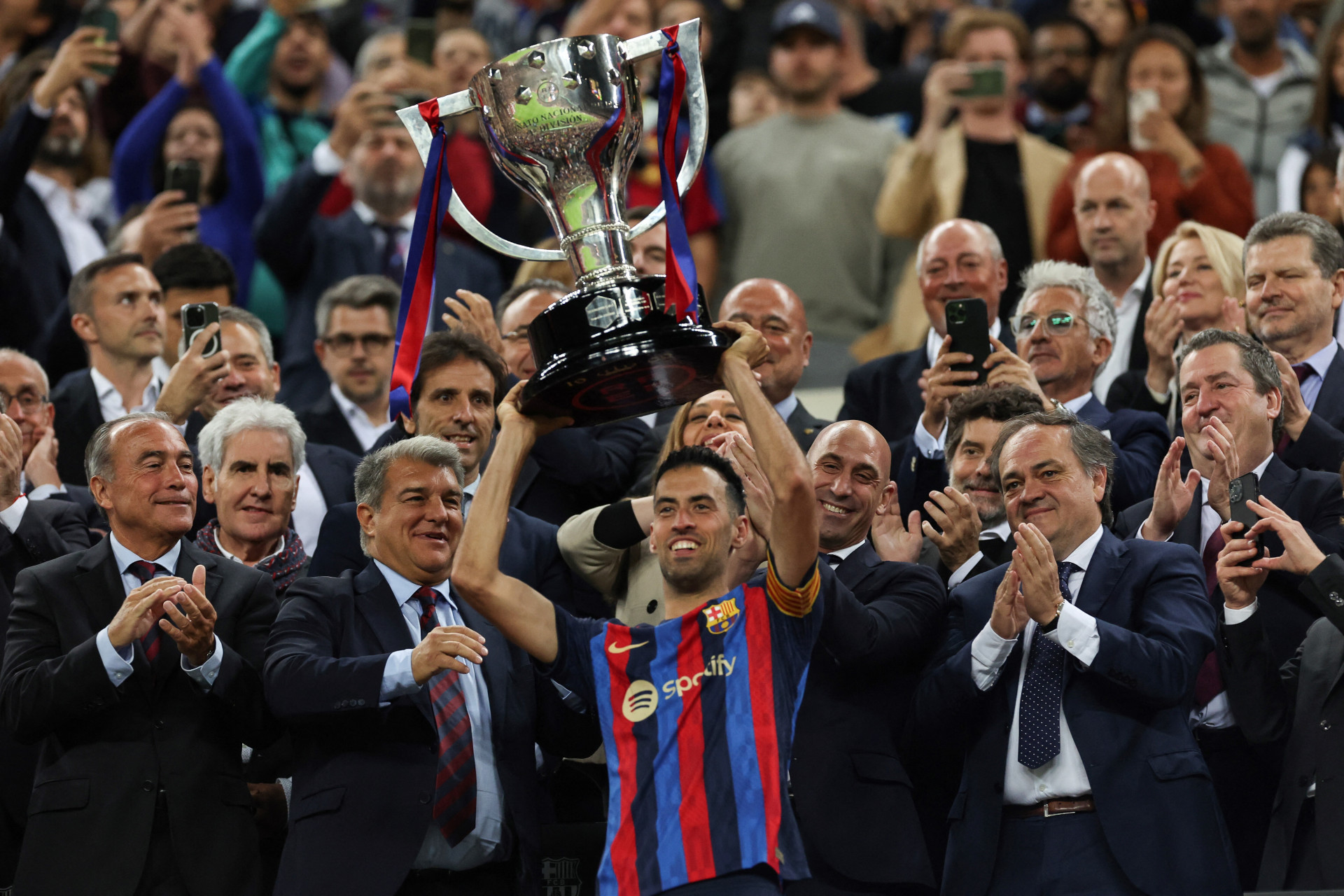 Barcelona levantou o troféu de campeão do Campeonato Espanhol - Luis Gene/AFP