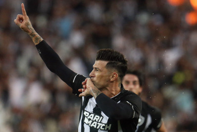 Botafogo faz grande segundo tempo, vence o Fluminense e segue líder