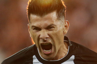 Autor do gol do Botafogo, Cuesta celebra: 'Estava batendo na trave e hoje consegui'