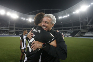 Luís Castro exalta vitória do Botafogo no Clássico Vovô: 'Fluminense do Diniz é uma obra forte'