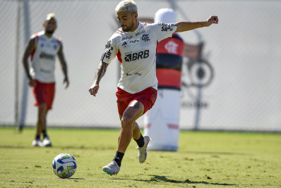 Arrascaeta treina com elenco do Flamengo, mas ainda é dúvida para enfrentar o Cruzeiro