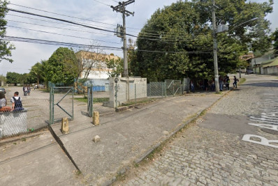 Jovem é encurralado e ameaçado dentro de escola em Campo Grande por mais de 15 alunos 