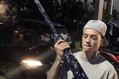 Polícia investiga rapper britânico após fotos com armas no Complexo da Maré