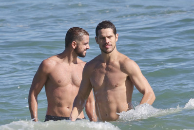 José Loreto curte praia no Rio ao lado de Rodrigo Simas