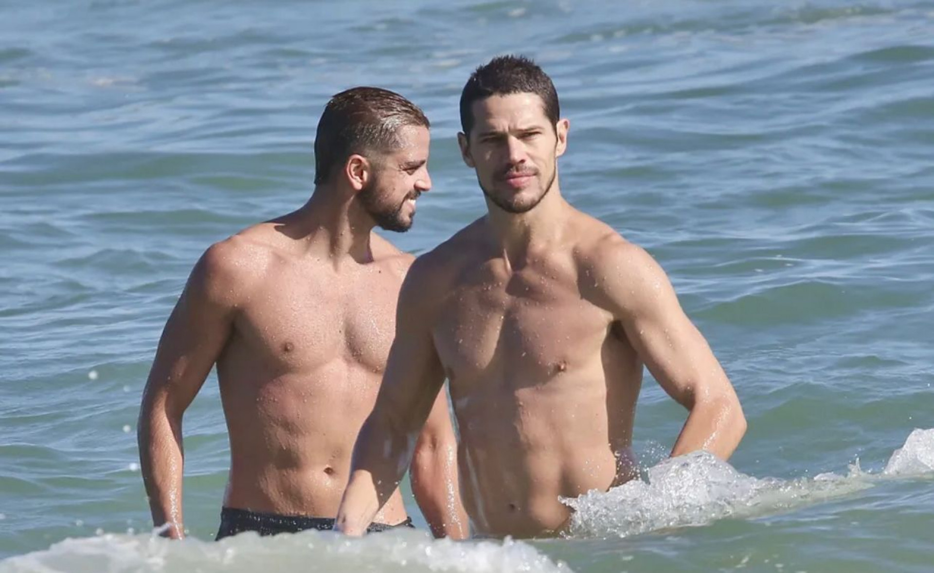 José Loreto e Rodrigo Simas flagrados em praia do RJ
 - Foto reprodução internet