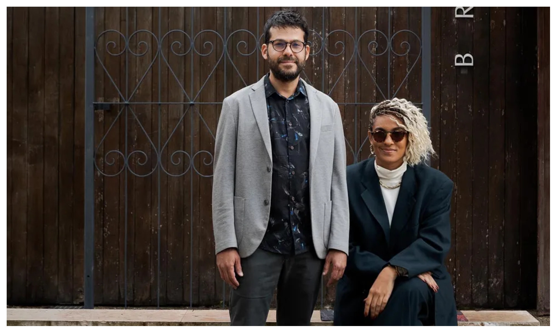 Paulo Tavares e Gabriela de Matos na entrada do pavilhão Brasil na 18ª Bienal de Arquitetura de Veneza - Rafa Jacinto / Fundação Bienal de São Paulo / Divulgação