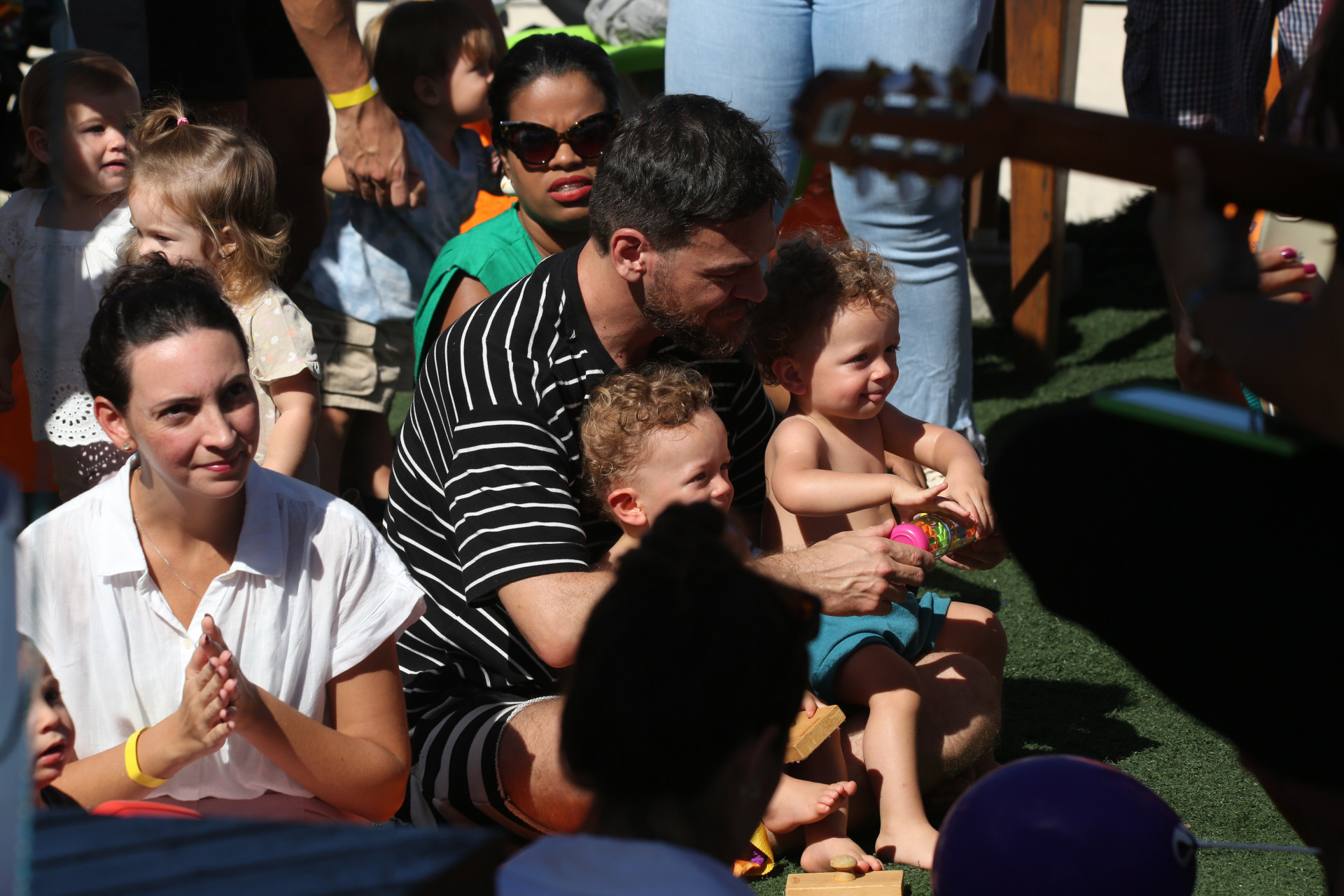 Emílio Dantas com os filhos na praia da Barra - Dilson Silva/Ag. News
