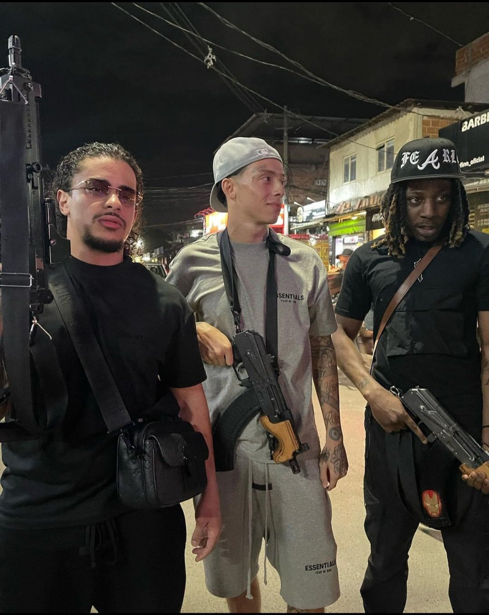 Rapper britânico Central Cee posa para fotos com armas na Vila do João, no Complexo da Maré, Zona Norte do Rio  - Reprodução/ Redes sociasi