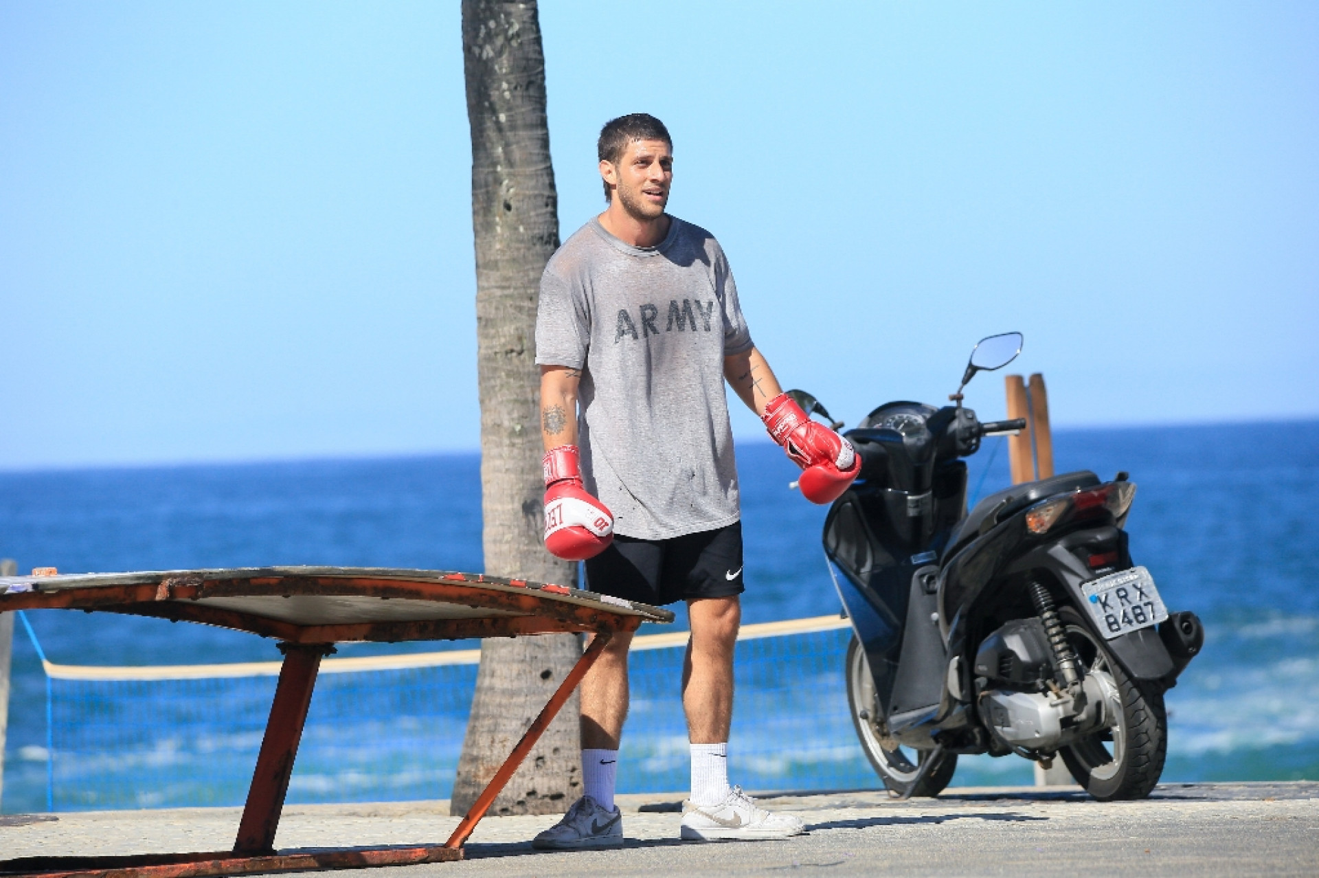 Chay Suede treina luta em praia do Rio - JC Pereira/Ag.News