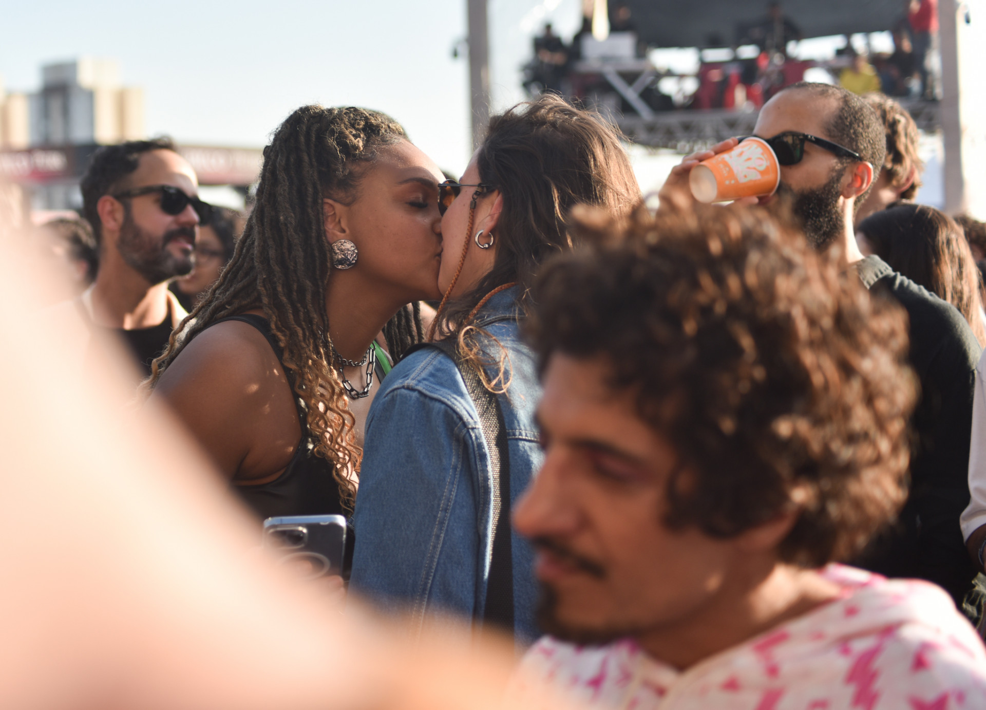 Jessi Alves e Sté Frick trocam beijos durante show de Nando Reis no Nômade Festival, em São Paulo - Leo Franco / AgNews