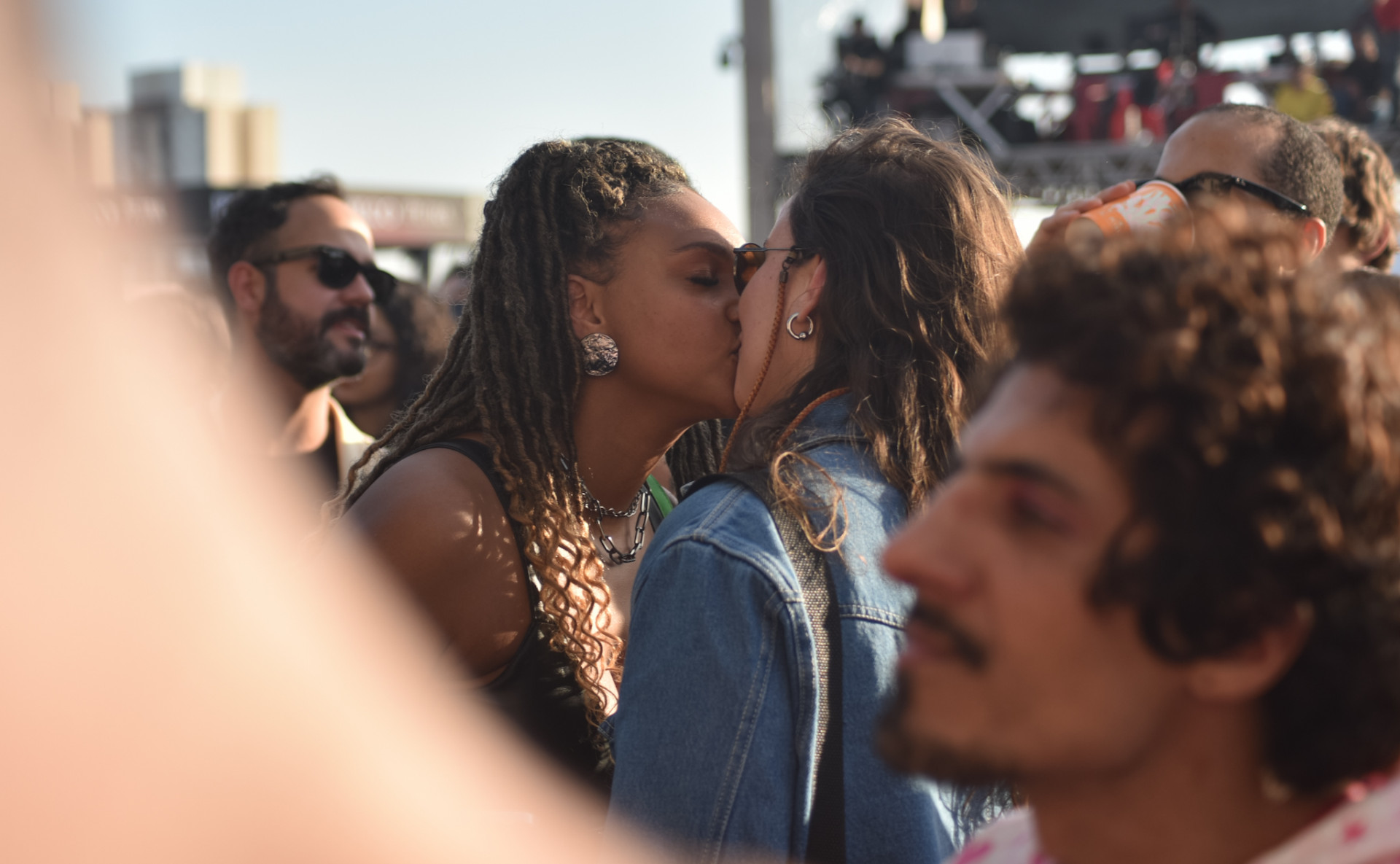 Jessi Alves e Sté Frick trocam beijos durante show de Nando Reis no Nômade Festival, em São Paulo - Leo Franco / AgNews