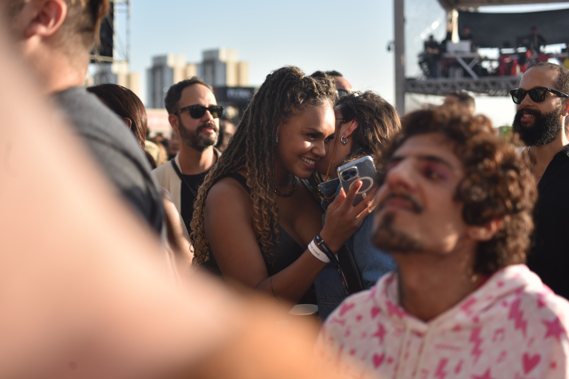 Jessi Alves e Sté Frick trocam beijos durante show de Nando Reis no Nômade Festival, em São Paulo - Leo Franco / AgNews