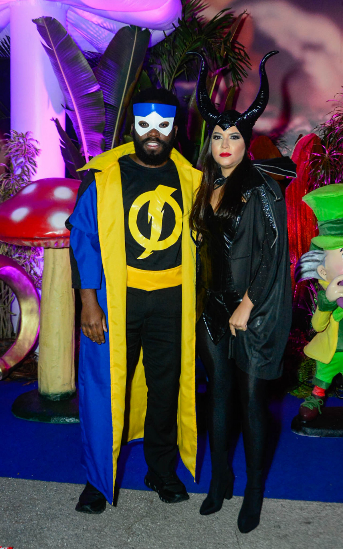 Douglas Silva e a esposa, Carolina Brito durante festa à fantasia de Giovanna Lancellotti