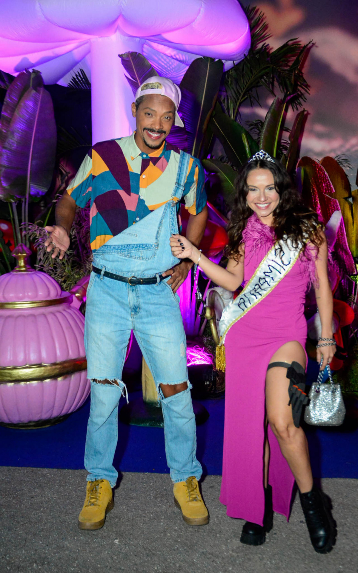 Thais Belchior e amigo durante festa à fantasia de Giovanna Lancellotti