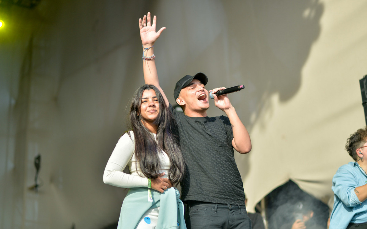 João Gomes recebe namorada no palco do Nômade Festival, em São Paulo