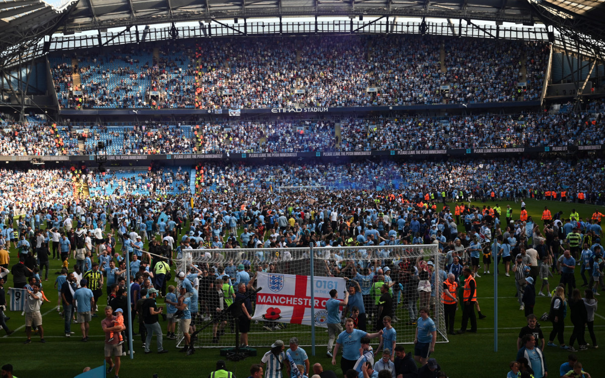 Torcedores do Manchester City invadiram o gramado do Etihad Stadium
