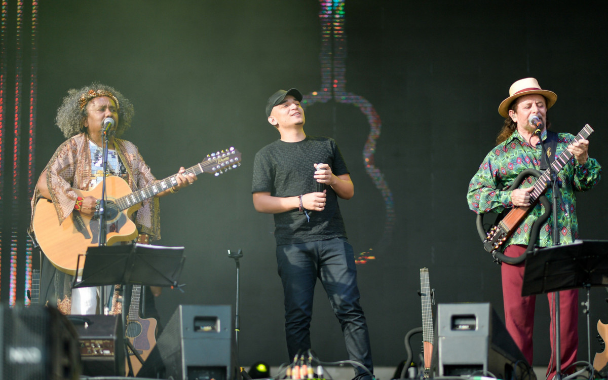 Chico César, João Gomes e Geraldo Azevedo no palco do Nômade Festival, em São Paulo