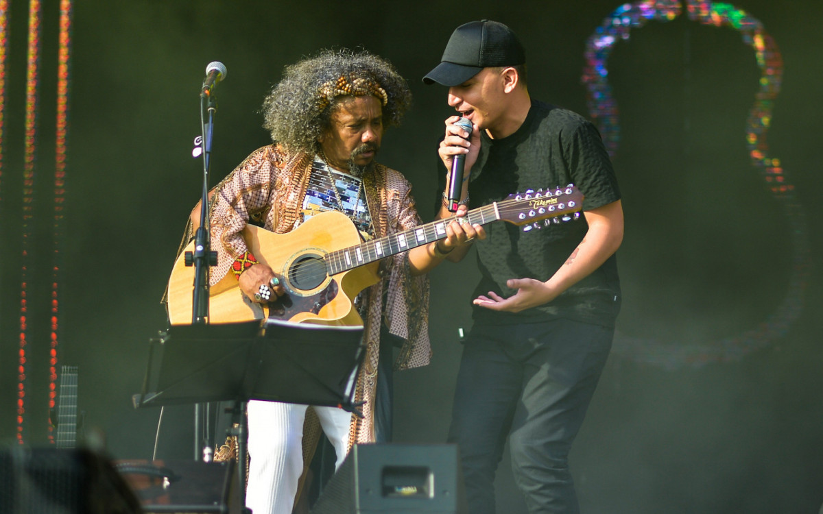 Chico César e João Gomes no palco do Nômade Festival, em São Paulo