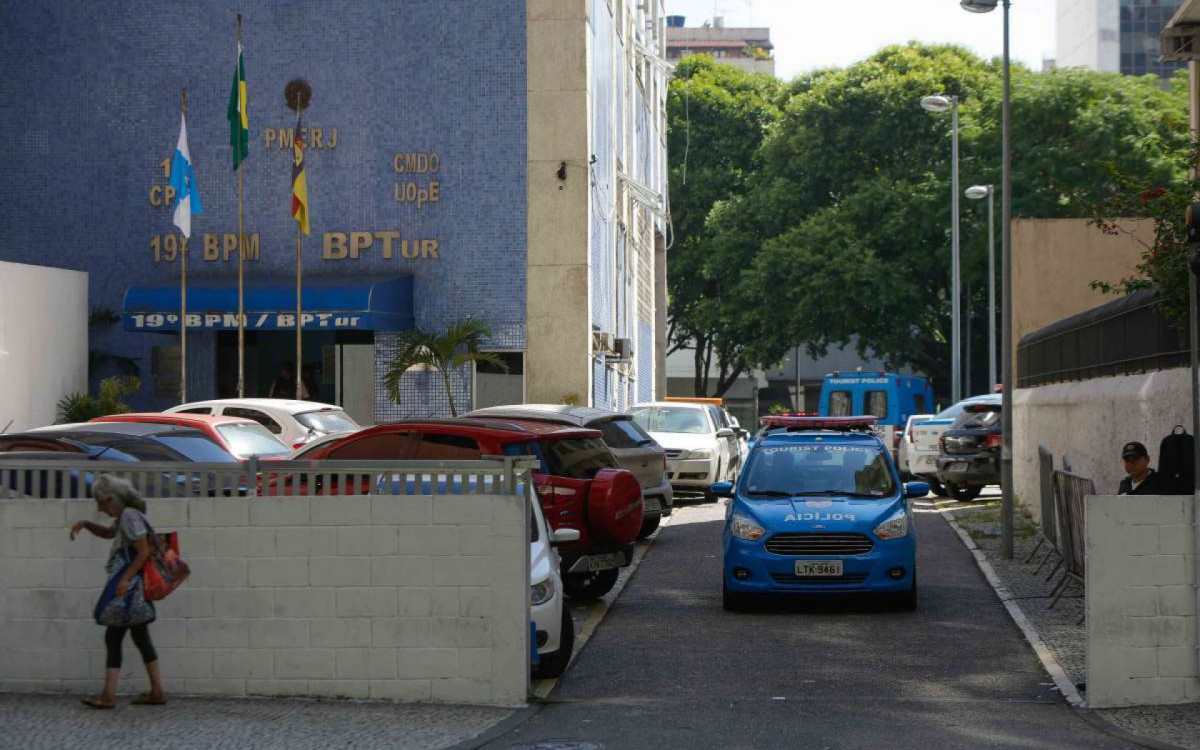 Policiais da equipe de quadriciclo do 19BPM em Copacabana prenderam homem na praia neste domingo (21).
