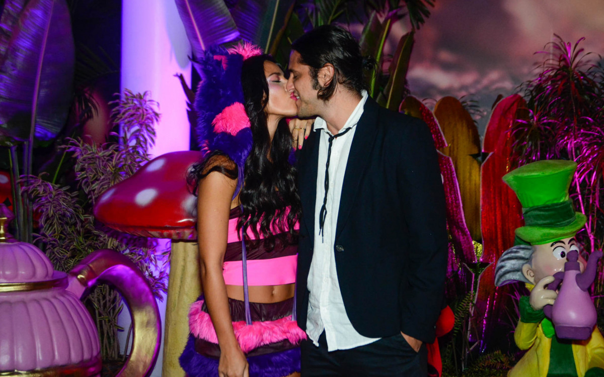 Yanna Lavigne troca beijos com o namorado, Bruno Gissoni