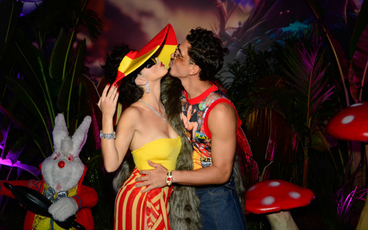 Giovanna Lancellotti troca beijos com o namorado, Gabriel David