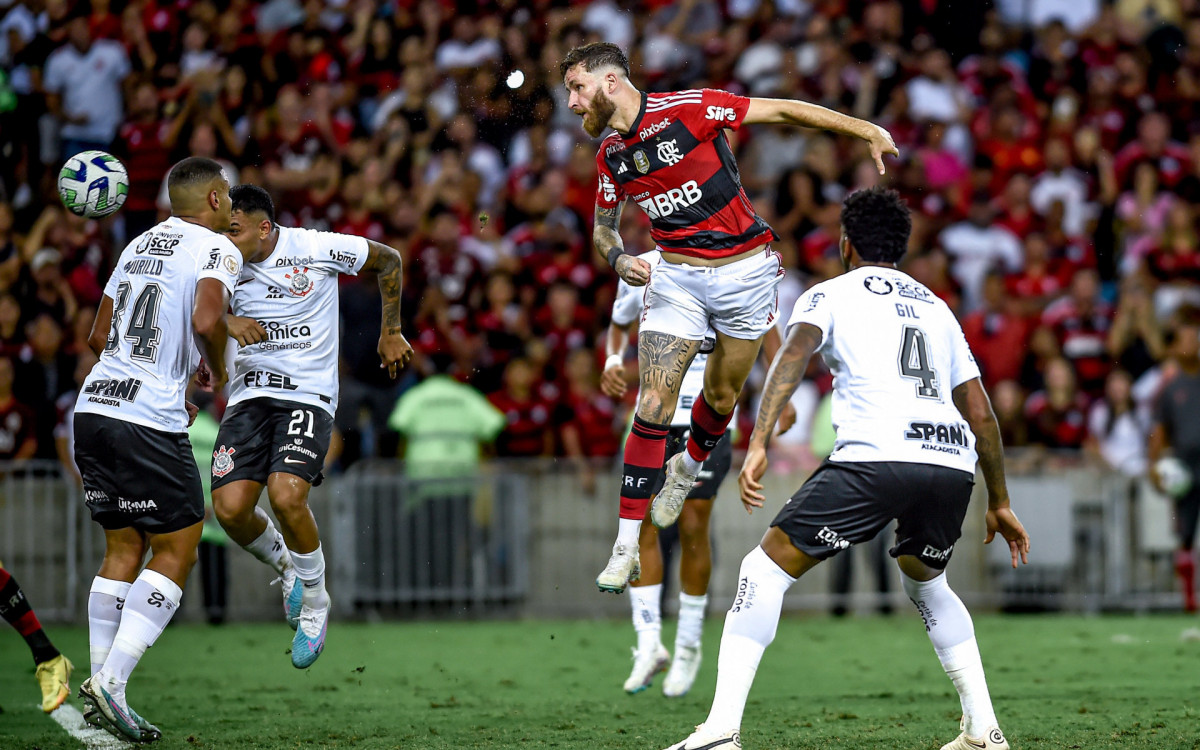 Léo Pereira marcou de cabeça o gol do Flamengo na vitória sobre o Corinthians - Marcelo Cortes/AFP