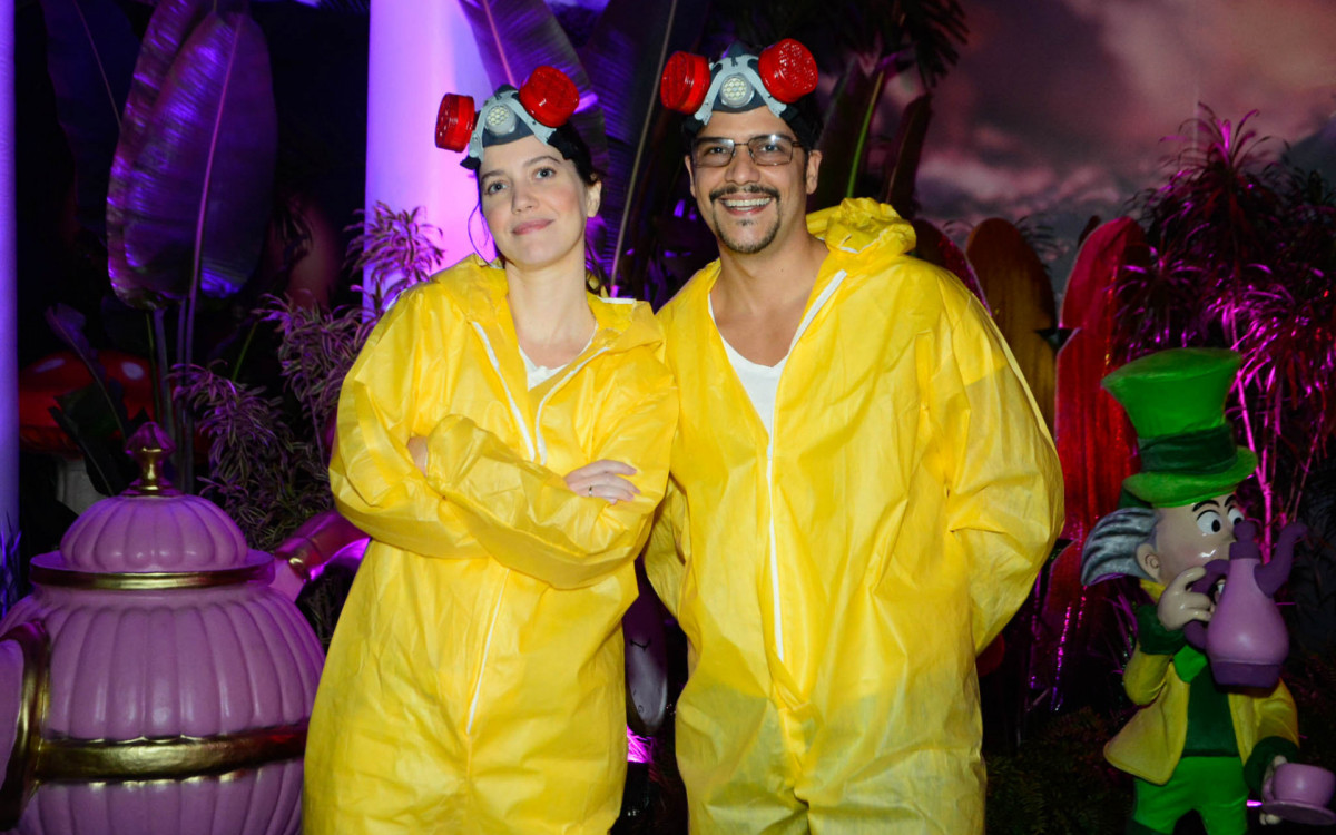 Nathalia Dill e o marido, Pedro Curvello durante festa à fantasia de Giovanna Lancellotti
