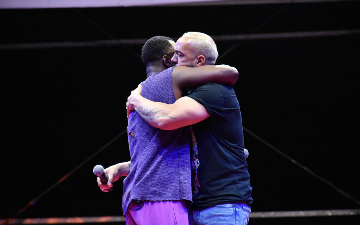 Thiaguinho e Belo se abraçaram no palco