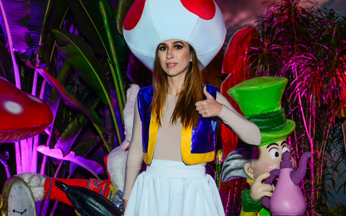 Tatá Werneck durante festa à fantasia de Giovanna Lancellotti