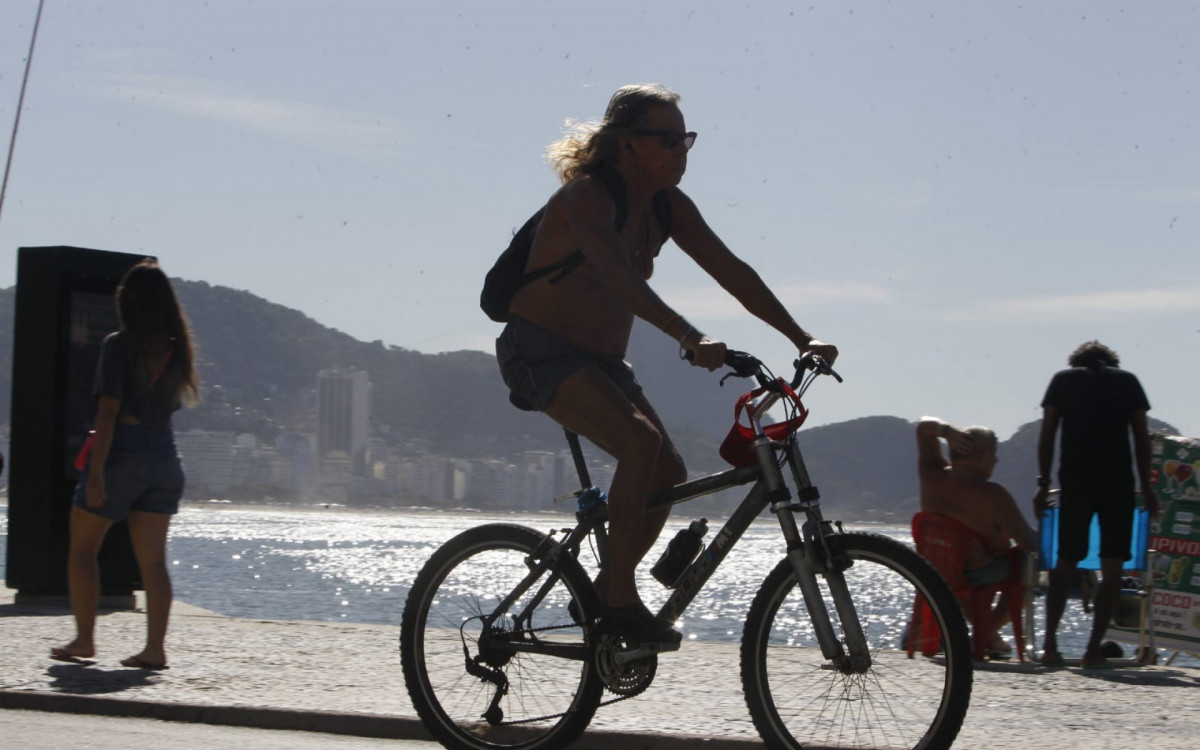 Carioca aproveita o dia ensolarado para pedalar pela orla da praia - Reginaldo Pimenta/O Dia
