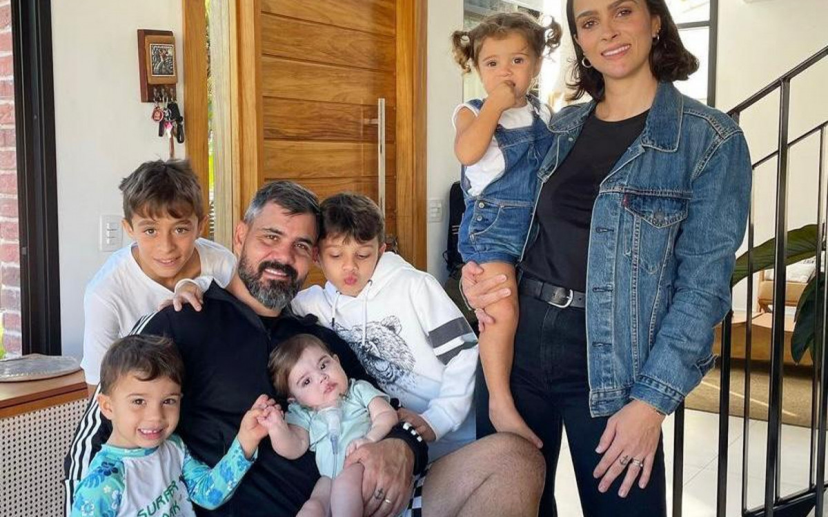 Com bolo em formato de coração, Juliano e Letícia Cazarré comemoram 11 meses de Maria Guilhermina - Reprodução / Instagram