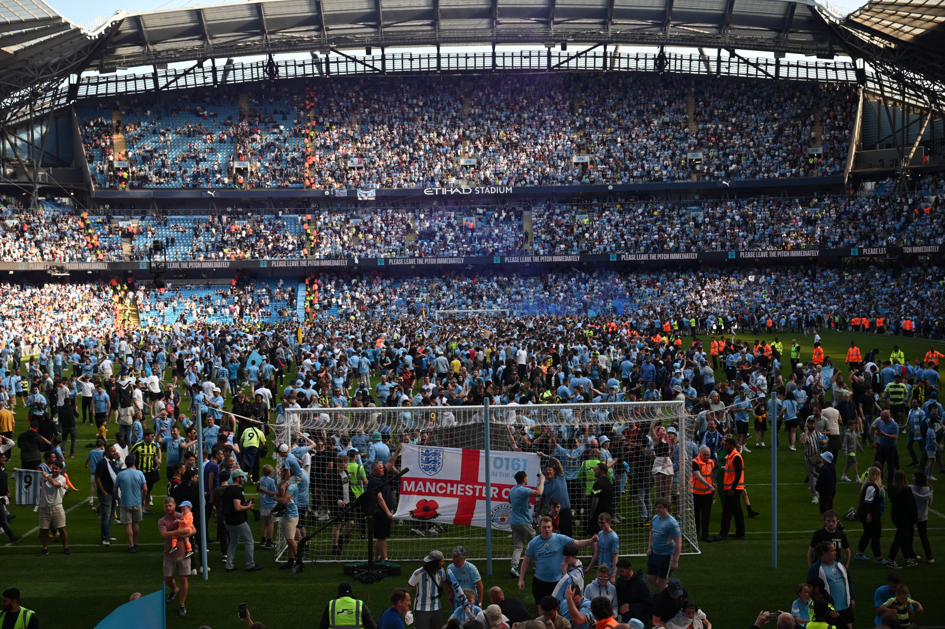 Torcedores do Manchester City invadiram o gramado do Etihad Stadium - Oli Scarff/AFP