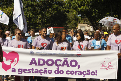 Dia Nacional da Adoção é celebrado com caminhada em Copacabana
