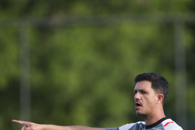 Torcedores do Vasco picham São Januário e pedem saída de Barbieri e 777