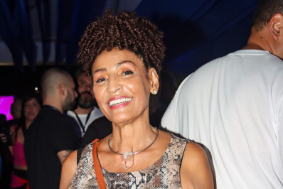 Mãe de Sheron Menezzes curte show no Rio e comenta prisão de filho: 'Toda família tem problemas'