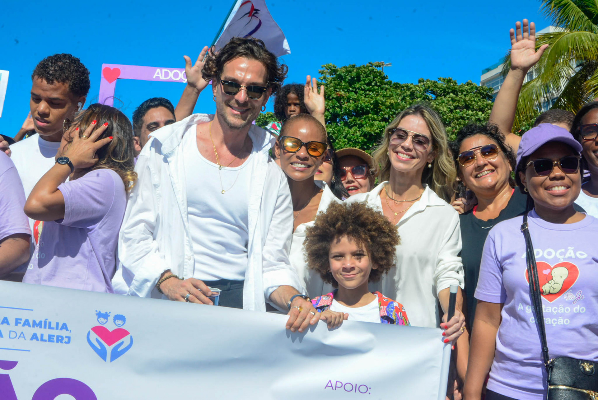 Aline Wirley, Igor Rickli e Antônio participam de caminhada no Rio - Webert Belicio/Ag.News